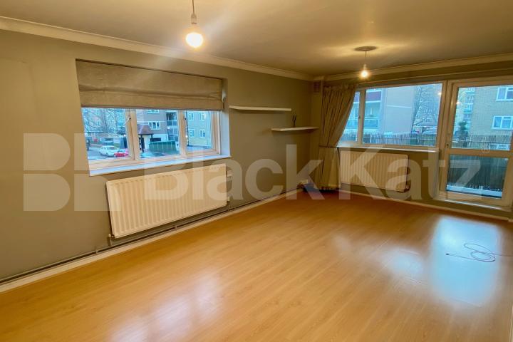 Superbly located & offering 765 Sq. Ft. of living & entertaining space  Dagnall st , Battersea Park